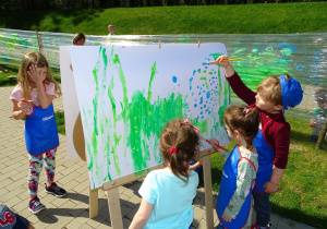 Dzieci podczas tworzenia obrazu